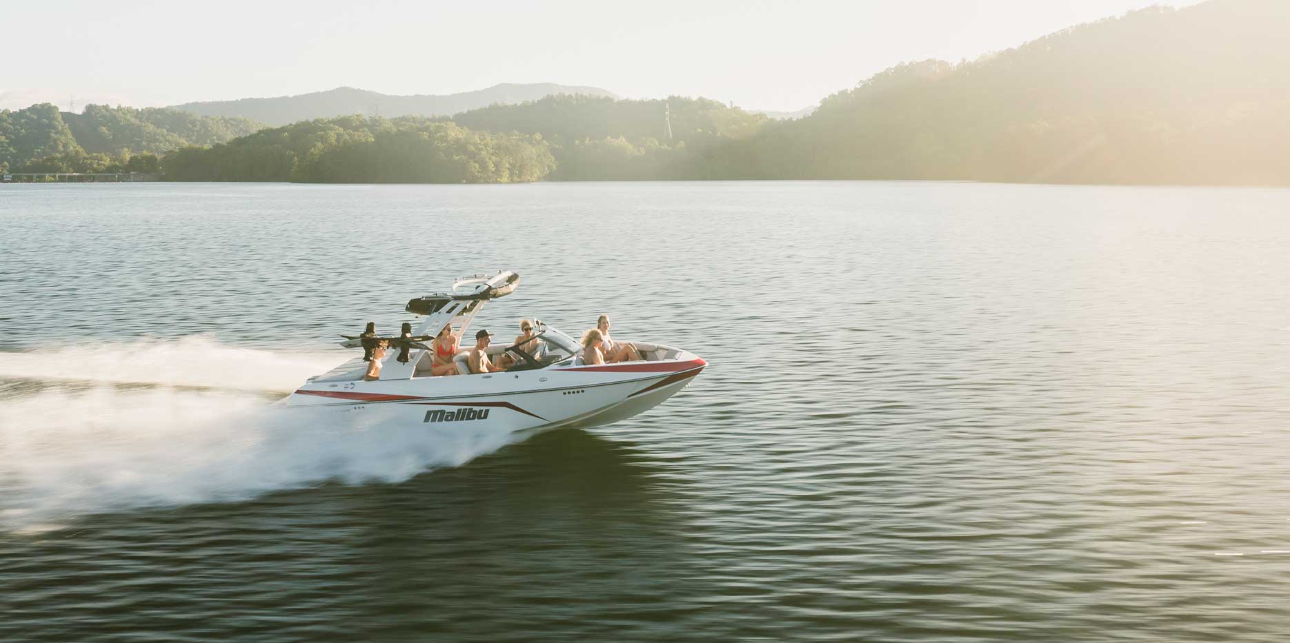 The Malibu 21 VLX is a wakeboard, wakesurf & waterski boat.