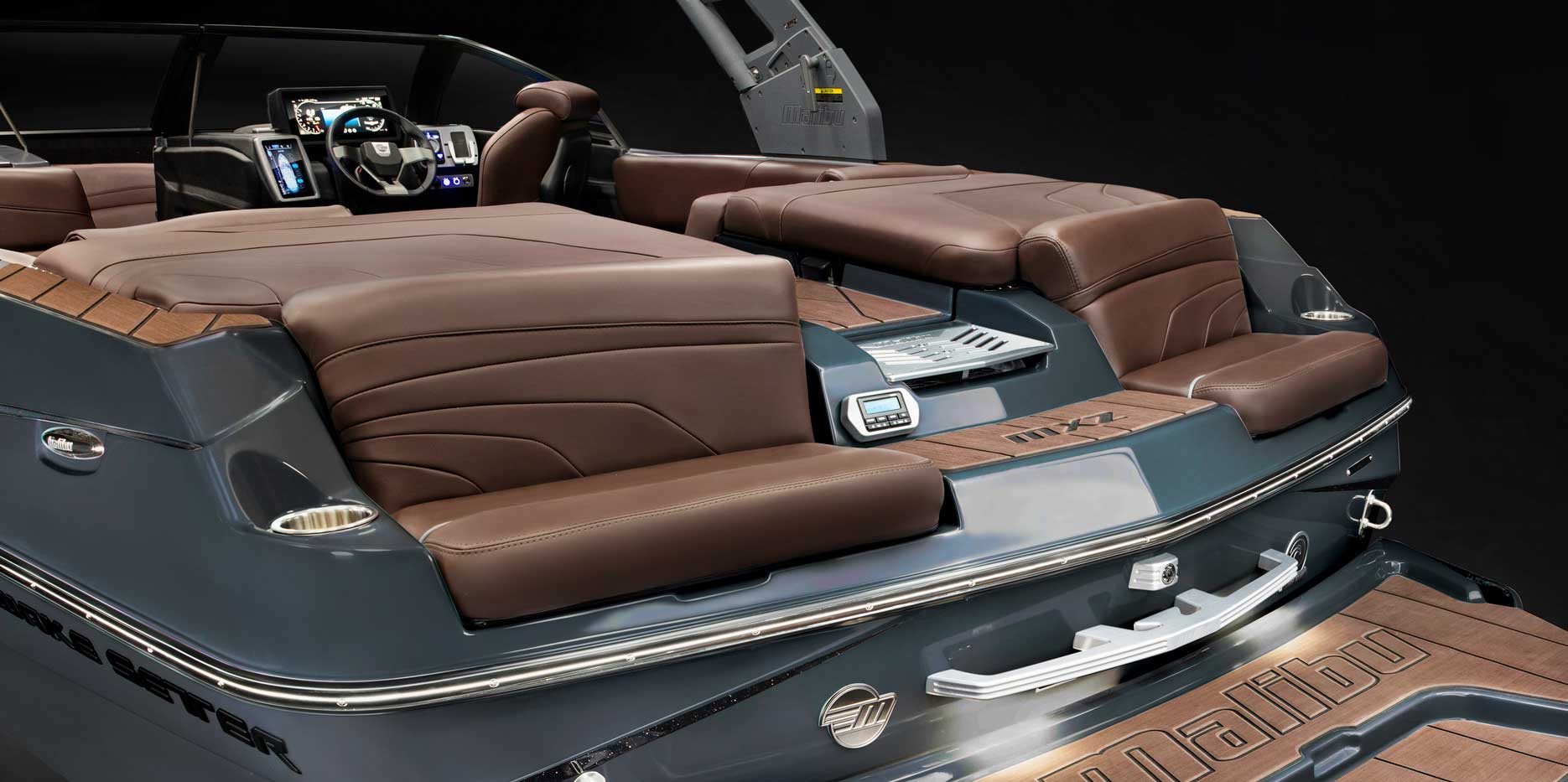 Malibu Boats 22 MXZ aft seating