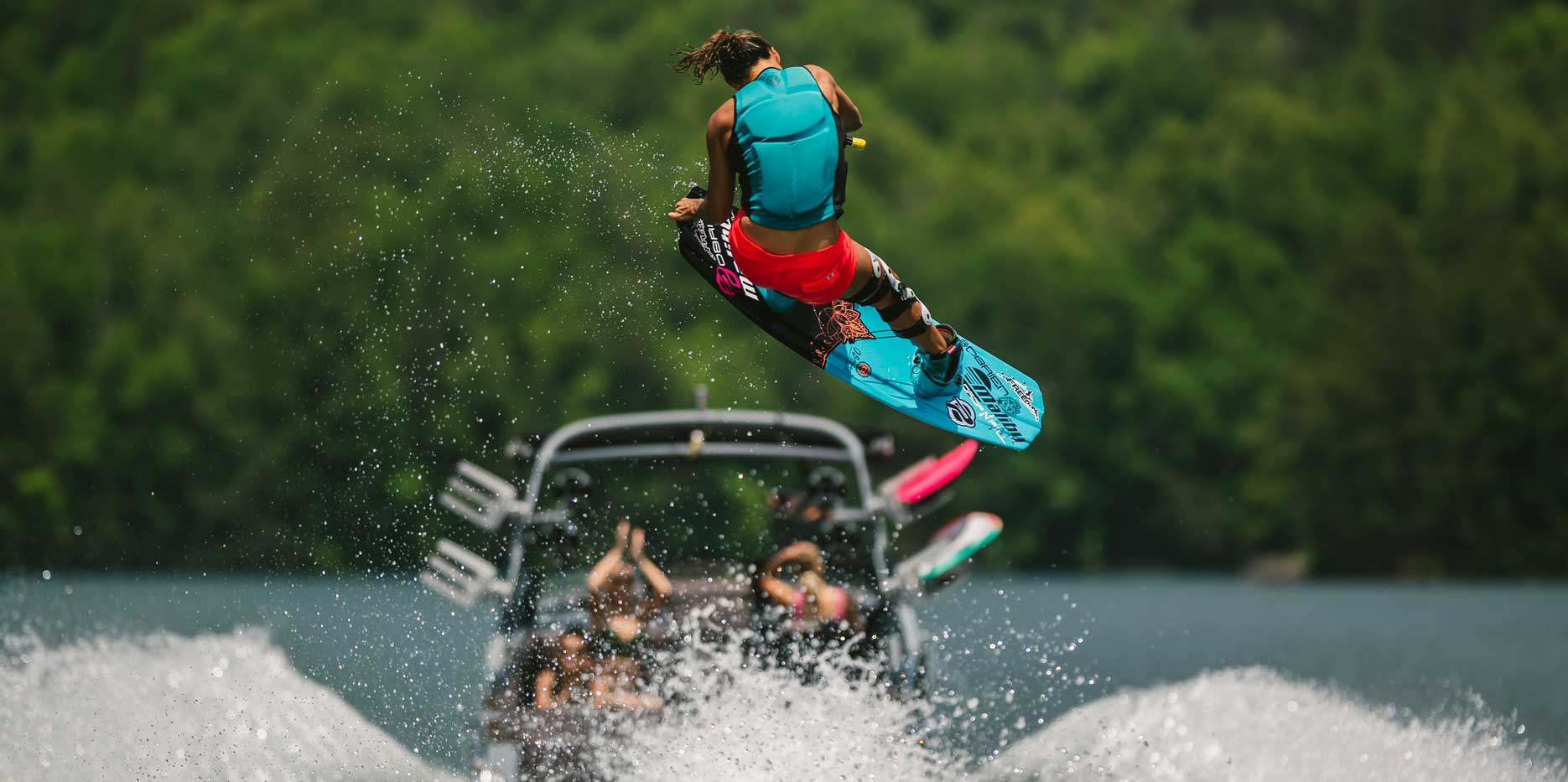 Malibu Boats 22 MXZ wakeboarding