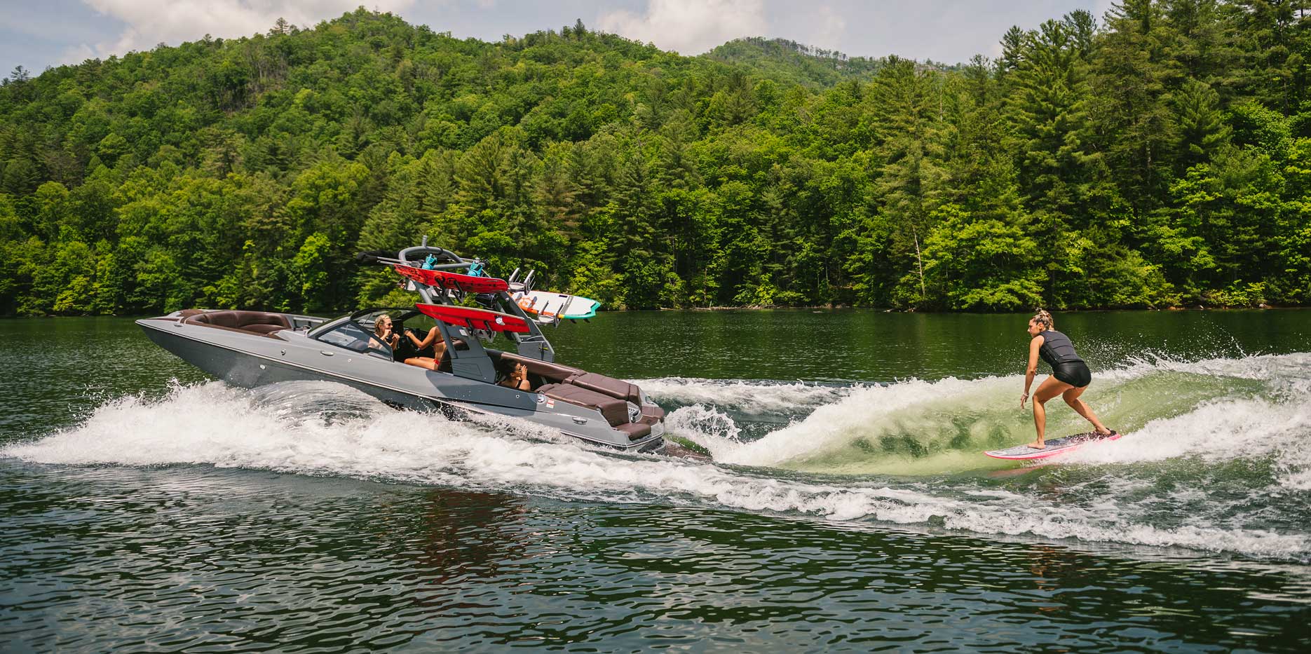Malibu Boats 22 MXZ wakesurfing