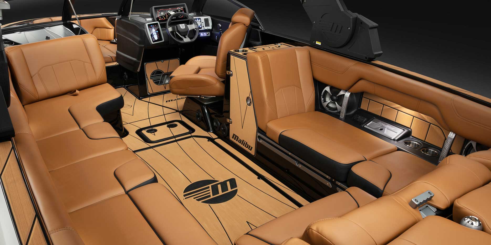 Large cockpit layout in the 25 LSV