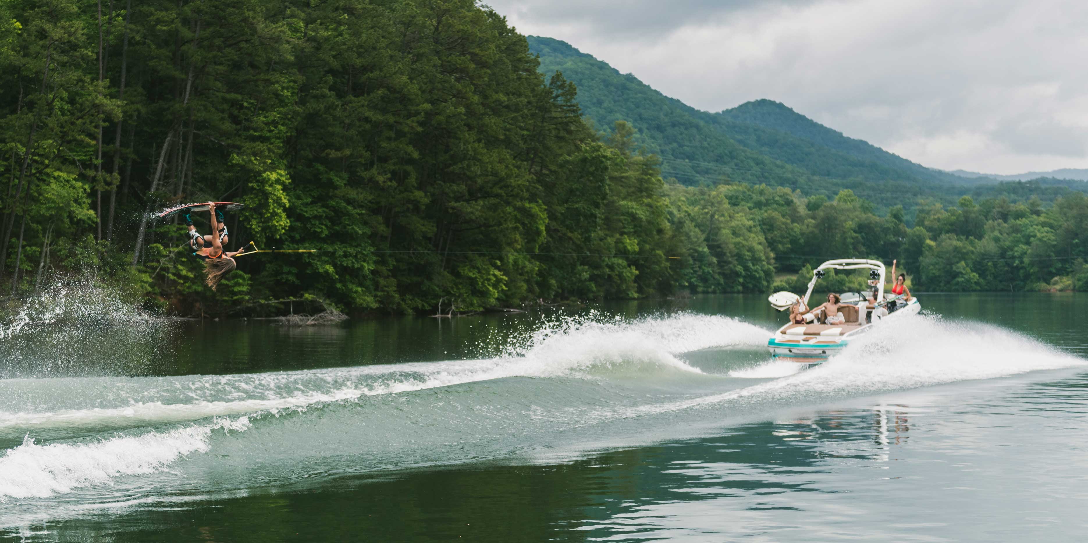 2021 Malibu Boats Wakesetter 21 VLX Wakeboarding