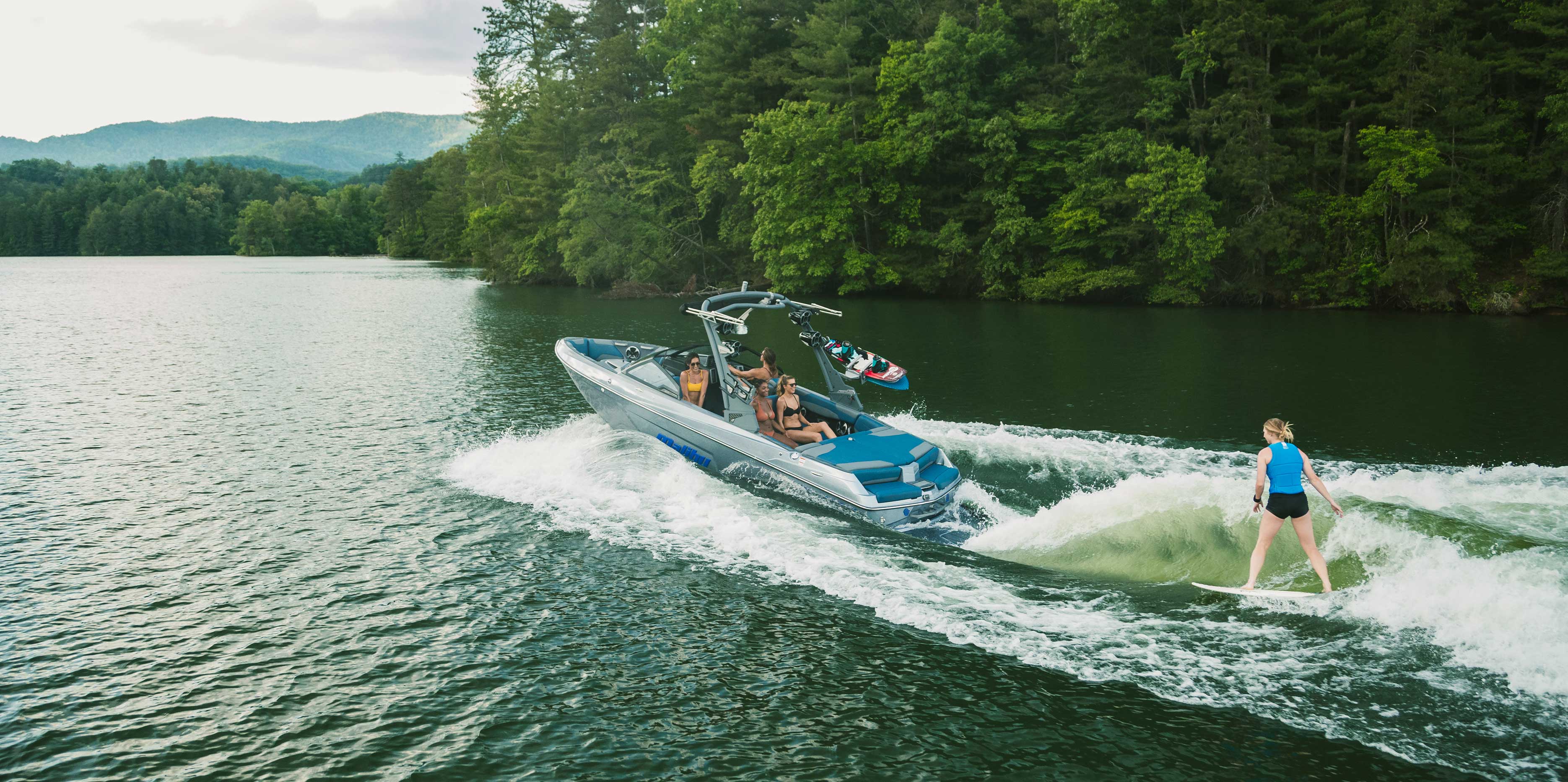 Malibu Boats 22 LSV Wakesurfing
