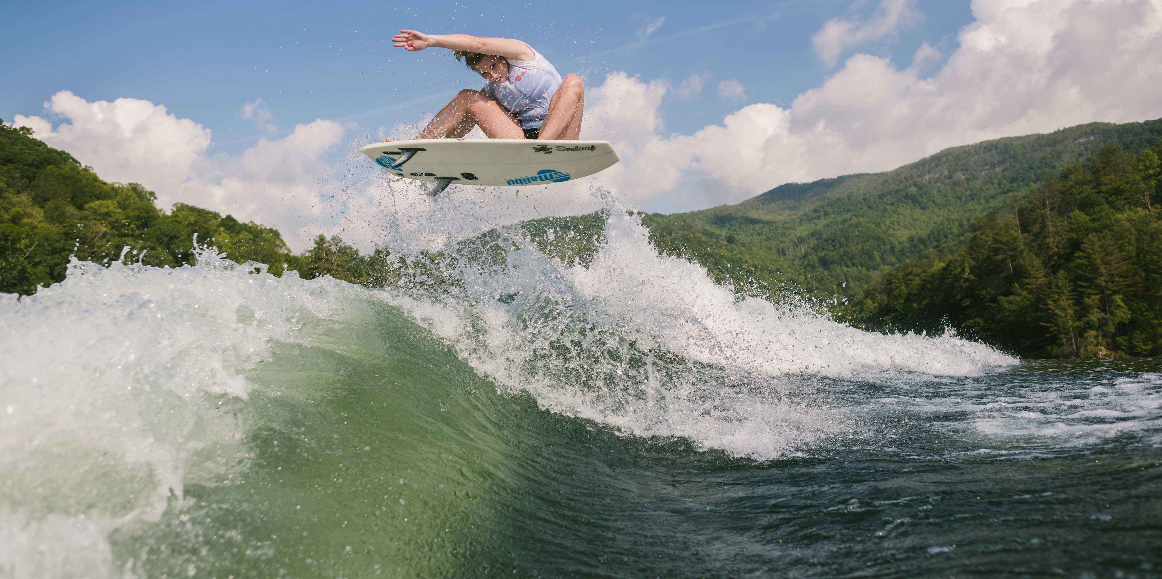 Malibu Boats 22 LSV Wakesurfing