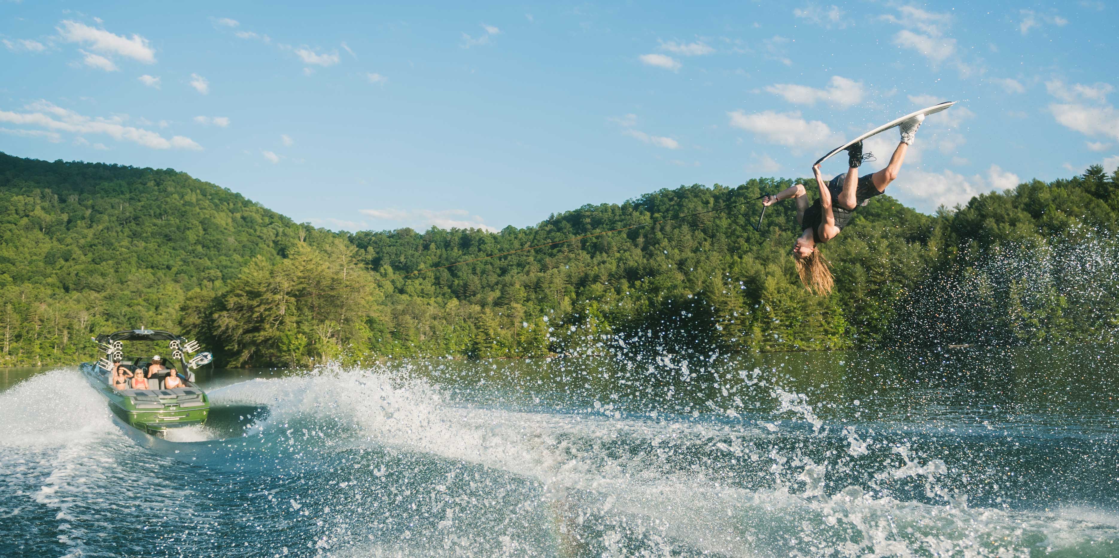 Malibu 23 MXZ wakeboarding wake