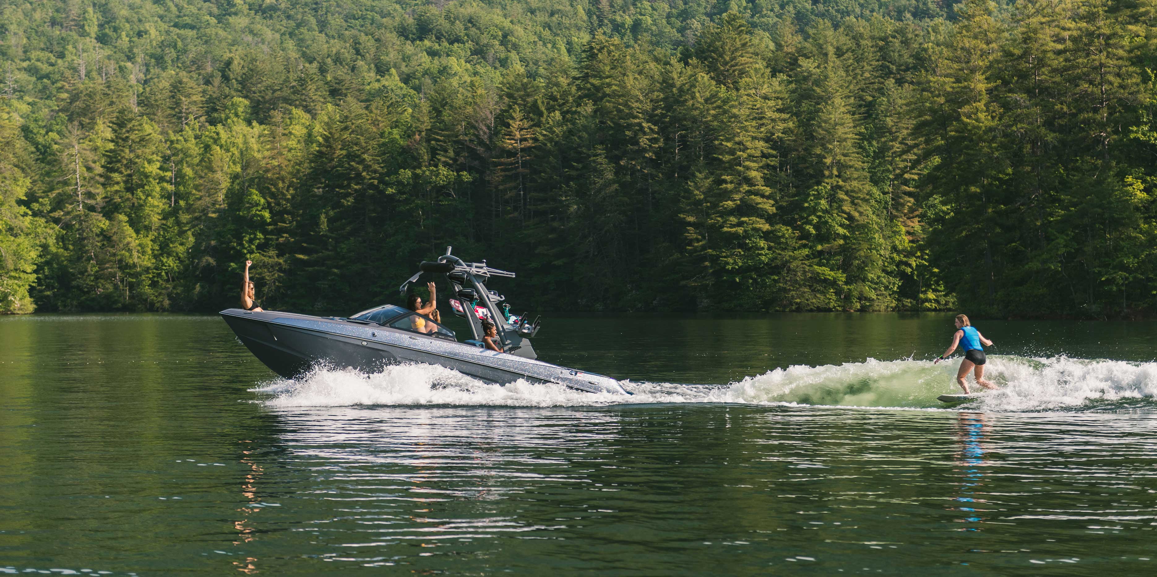 Malibu Boats 22 LSV Wakesurfing