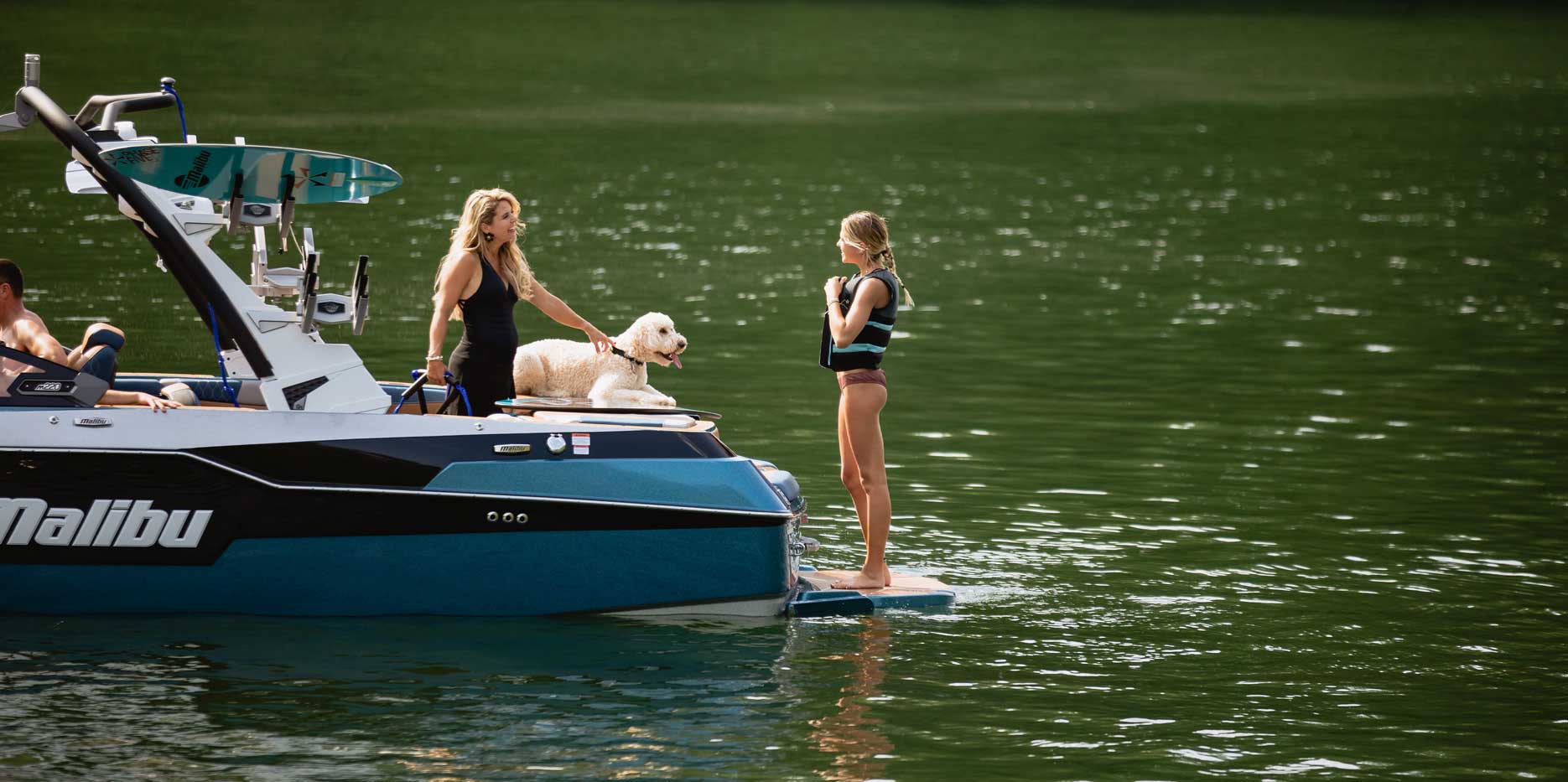 Malibu Boats M220 Wakesurfing