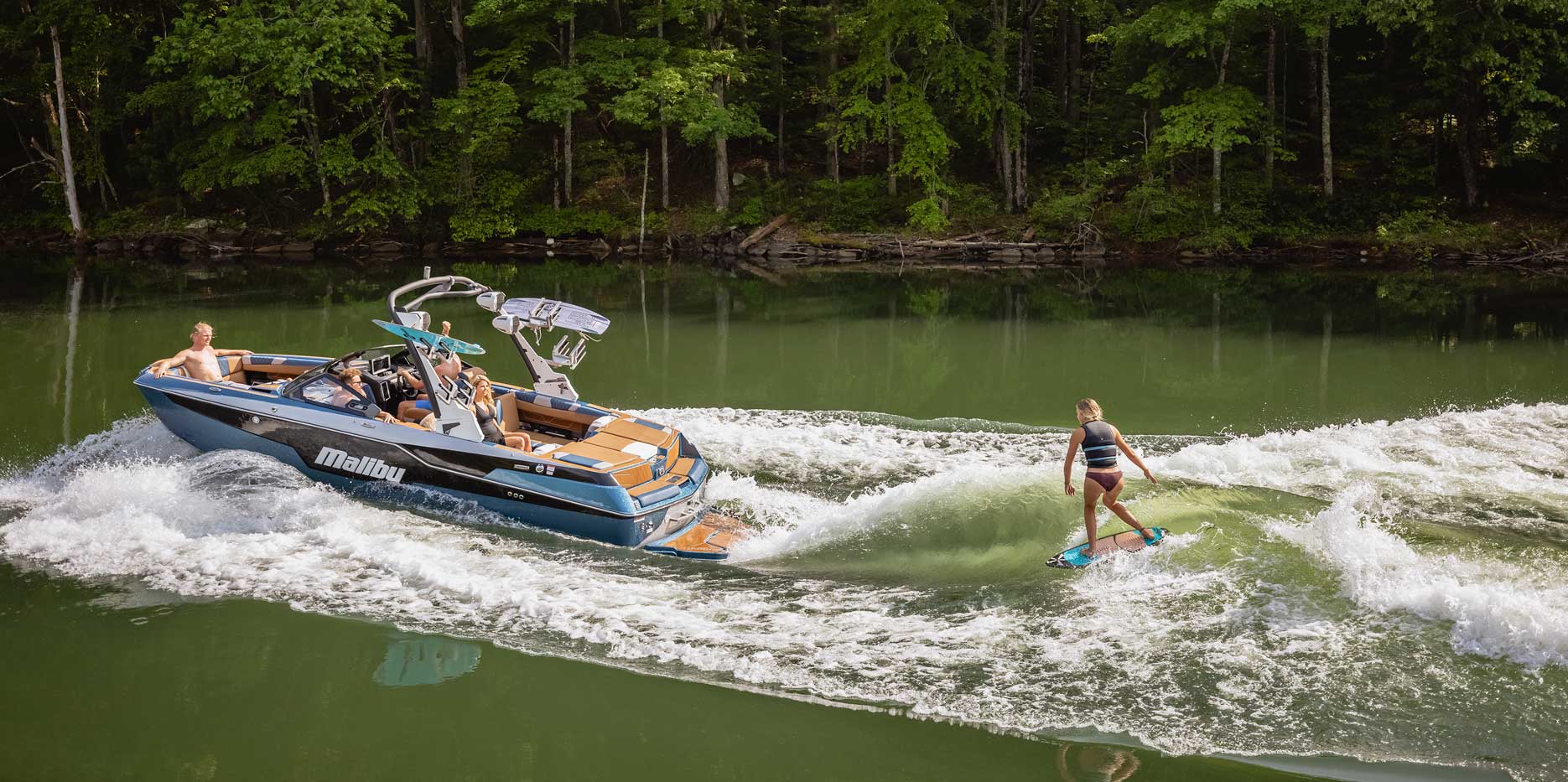 Malibu Boats M220 Wakesurfing