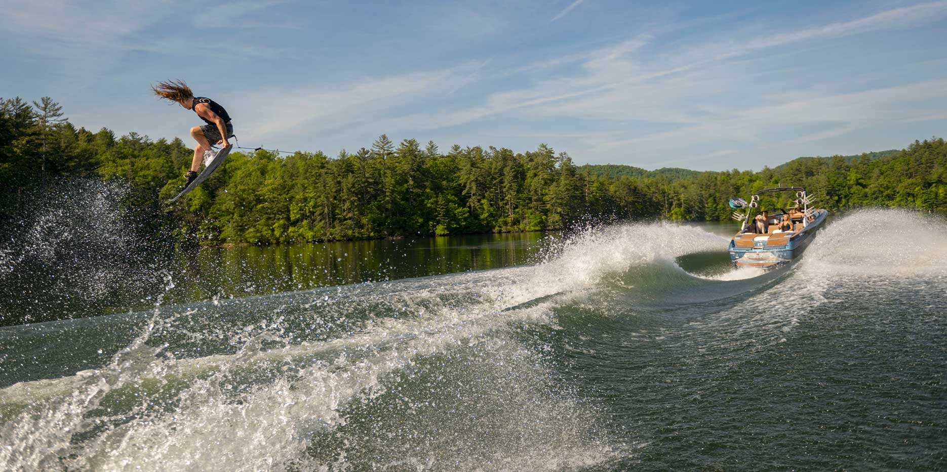 Malibu Boats M220 Wakeboarding