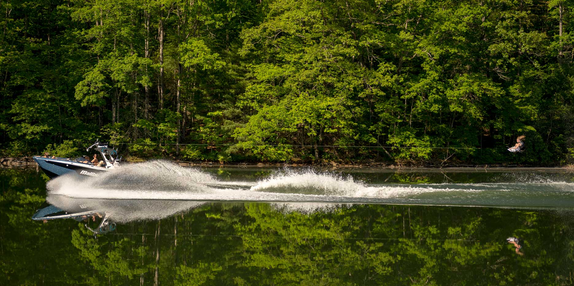 Malibu Boats M220 Wakeboarding