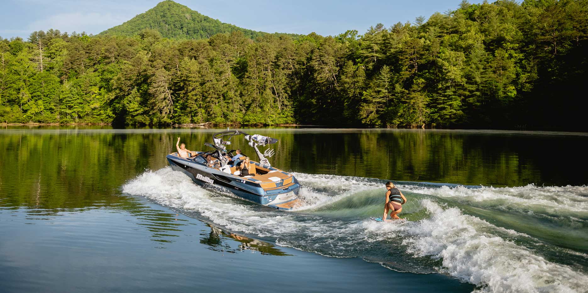 Malibu Boats M220 Wakesurfing