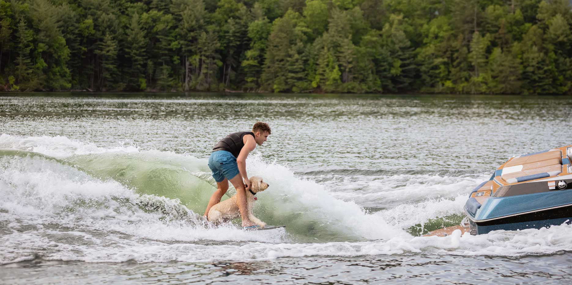 Malibu Boats M220 Wakesurfing