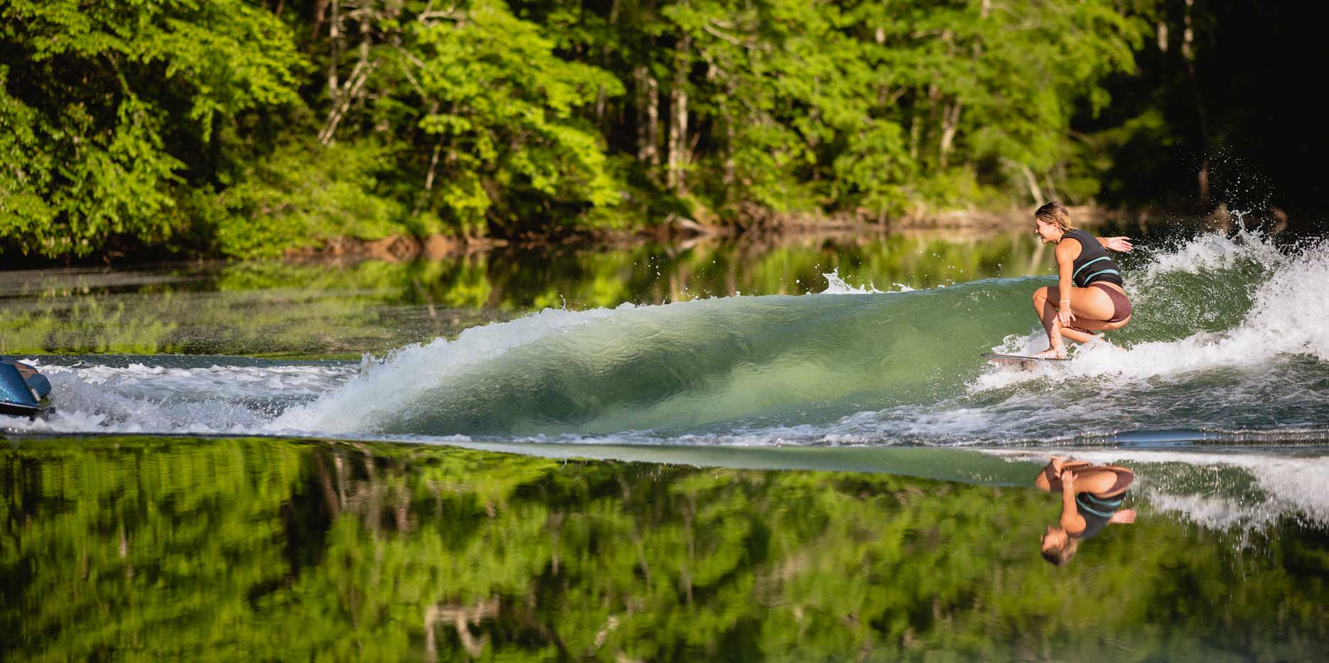 Malibu Boats M220 Wakesurfing