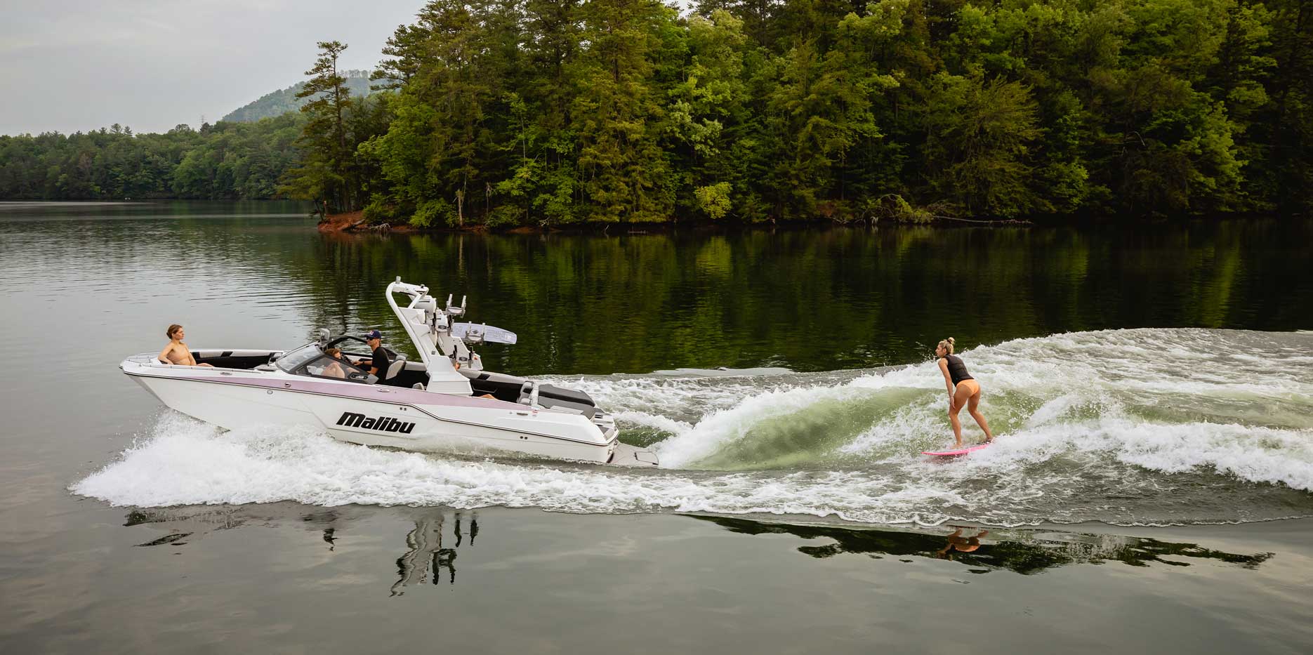 Malibu Boats M240 Wakesurfing