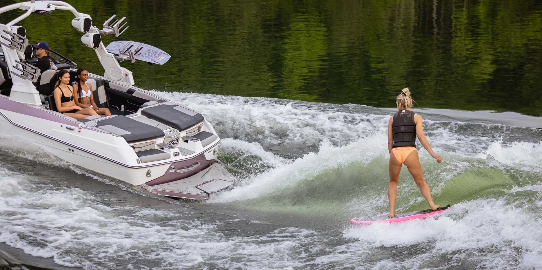 Malibu Boats M240 Wakesurfing