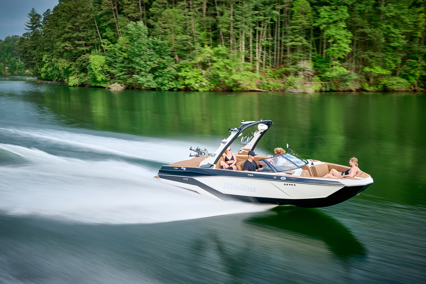 2026 Malibu Boats Wakesetter 21 LX Running Down Lake