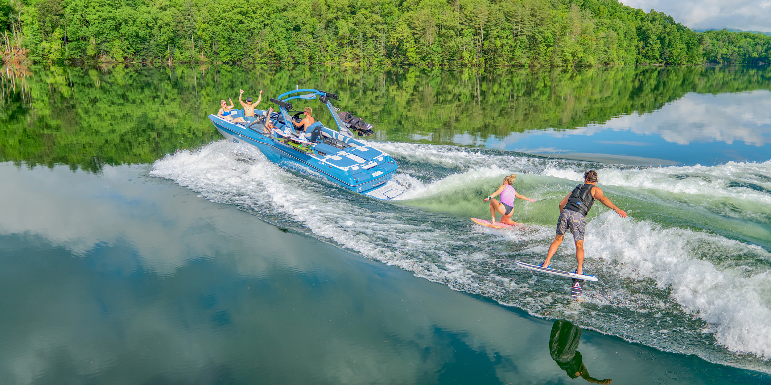 Malibu Wakesetter 22 MXZ Wakesurfing