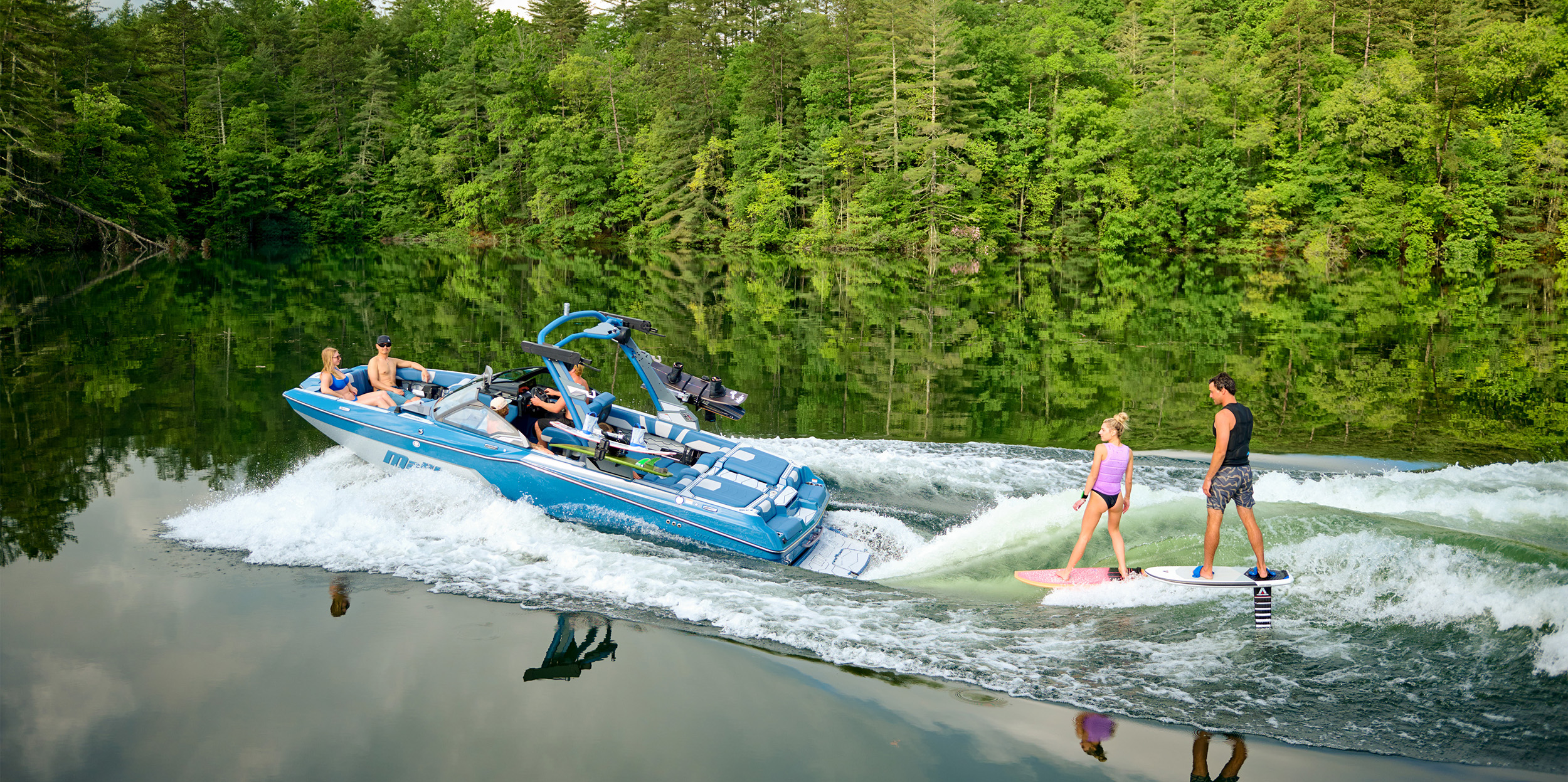 Malibu Wakesetter 22 MXZ Wakesurfing