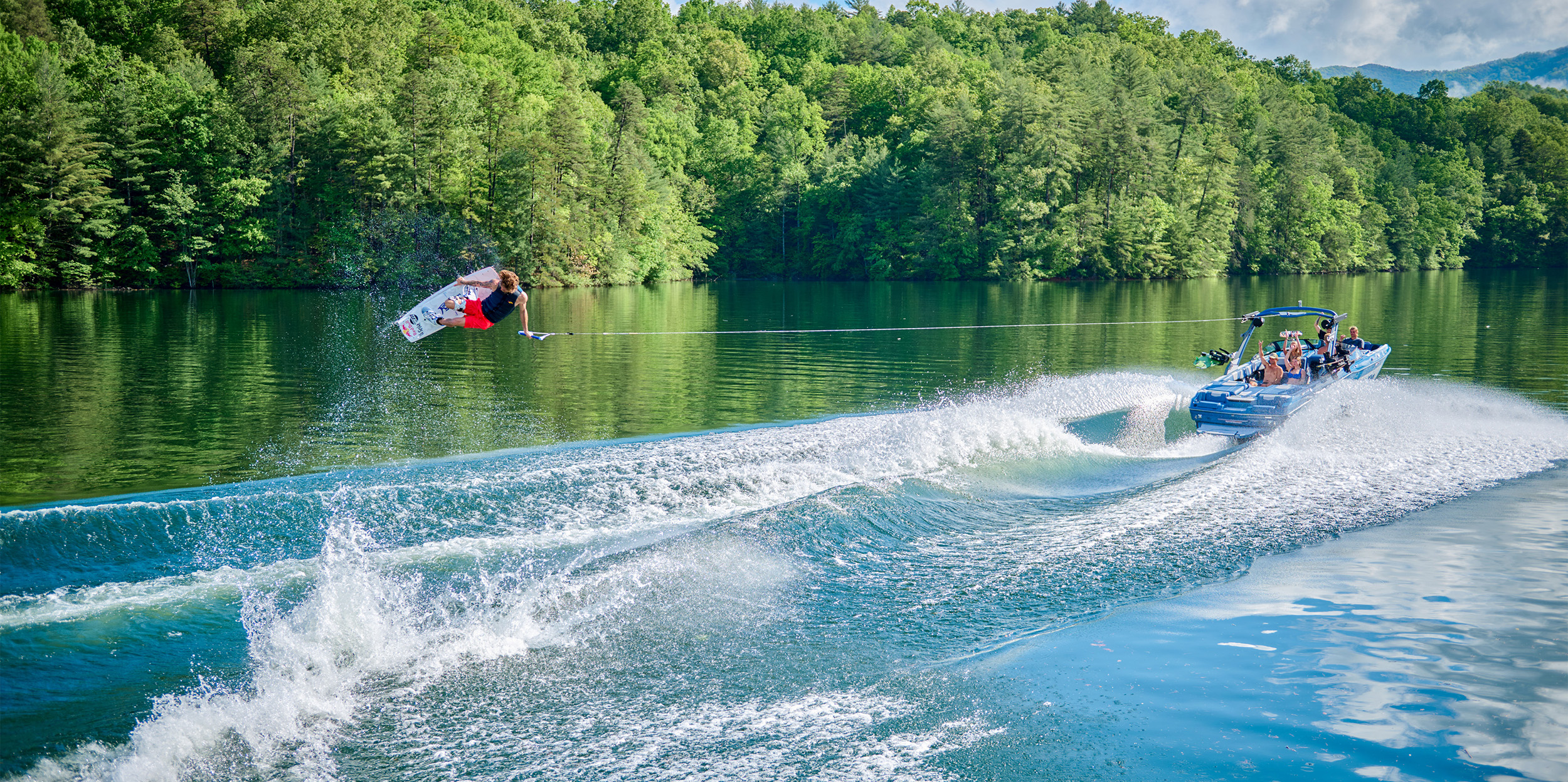 Malibu Wakesetter 22 MXZ Wakeboarding