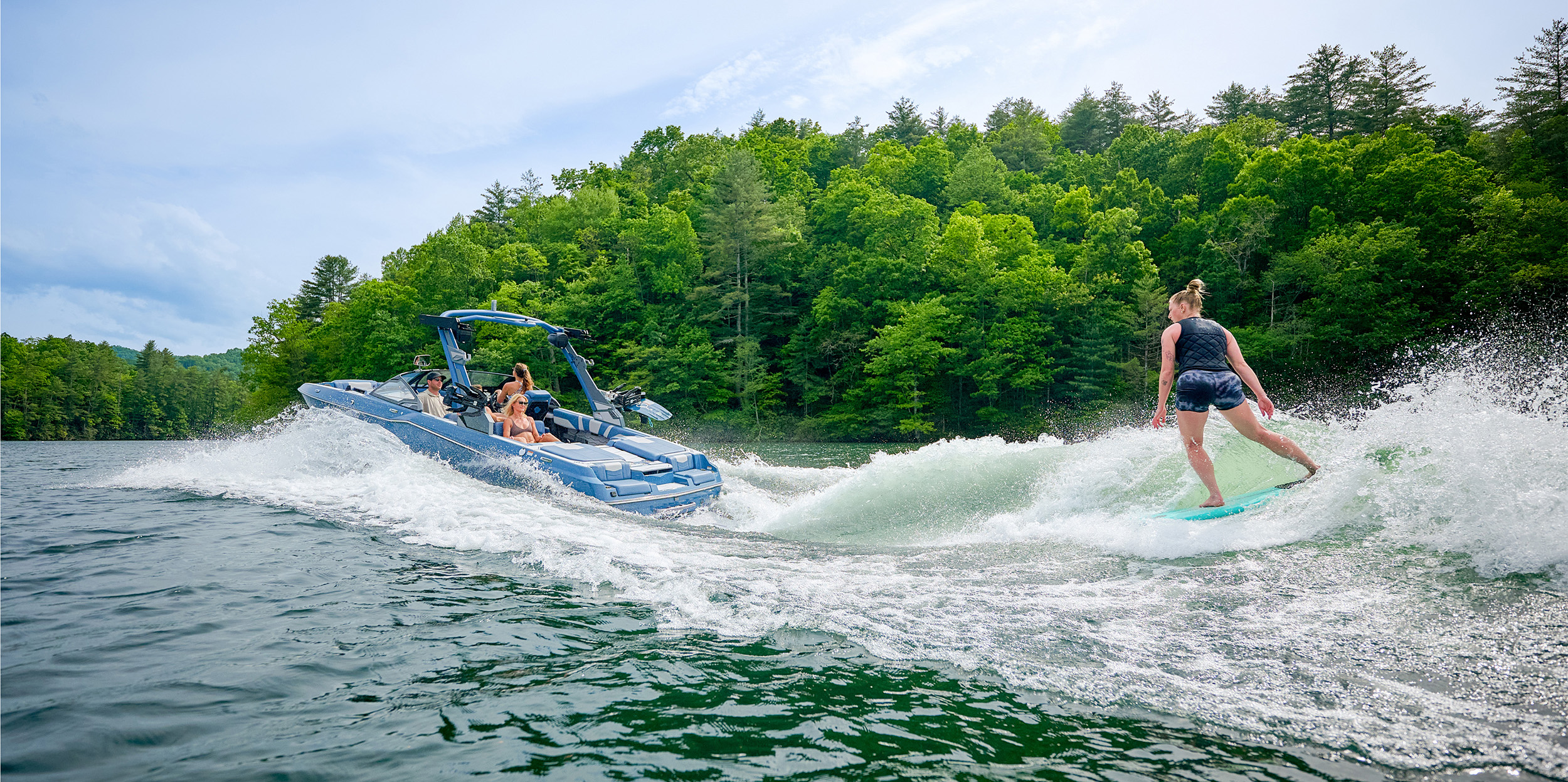 Malibu Wakesetter 22 MXZ Wakesurfing