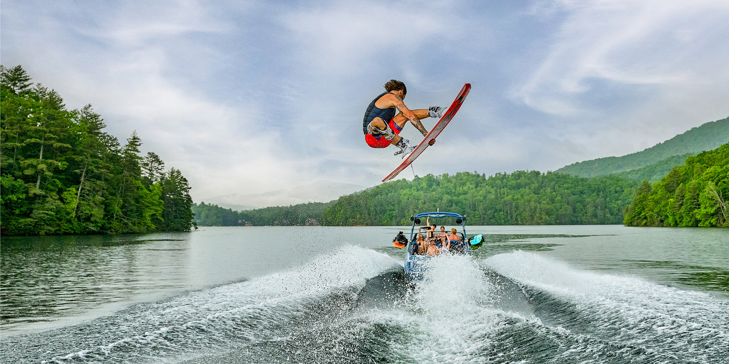 Malibu Wakesetter 22 MXZ Wakesurfing