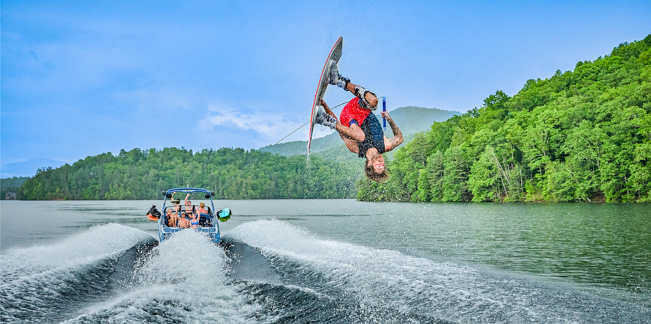 Malibu Wakesetter 22 MXZ Wakesurfing