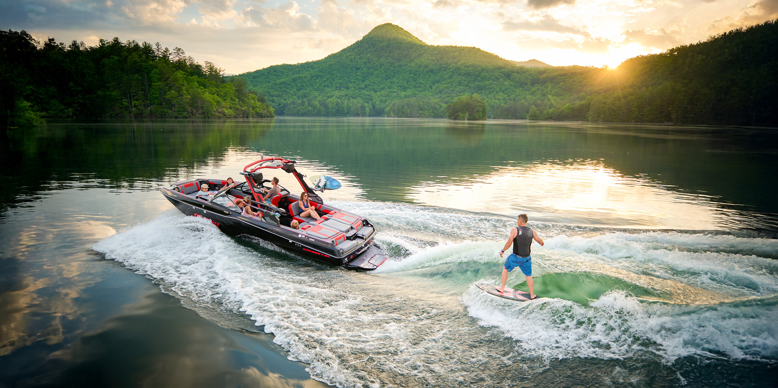 Malibu Wakesetter 23 MXZ Wakesurfing