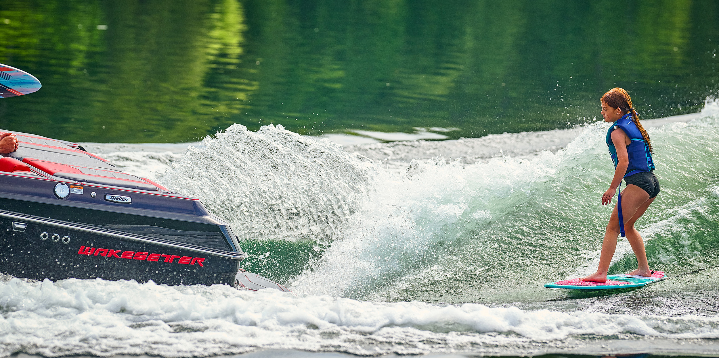 Malibu Wakesetter 23 MXZ Wakesurfing
