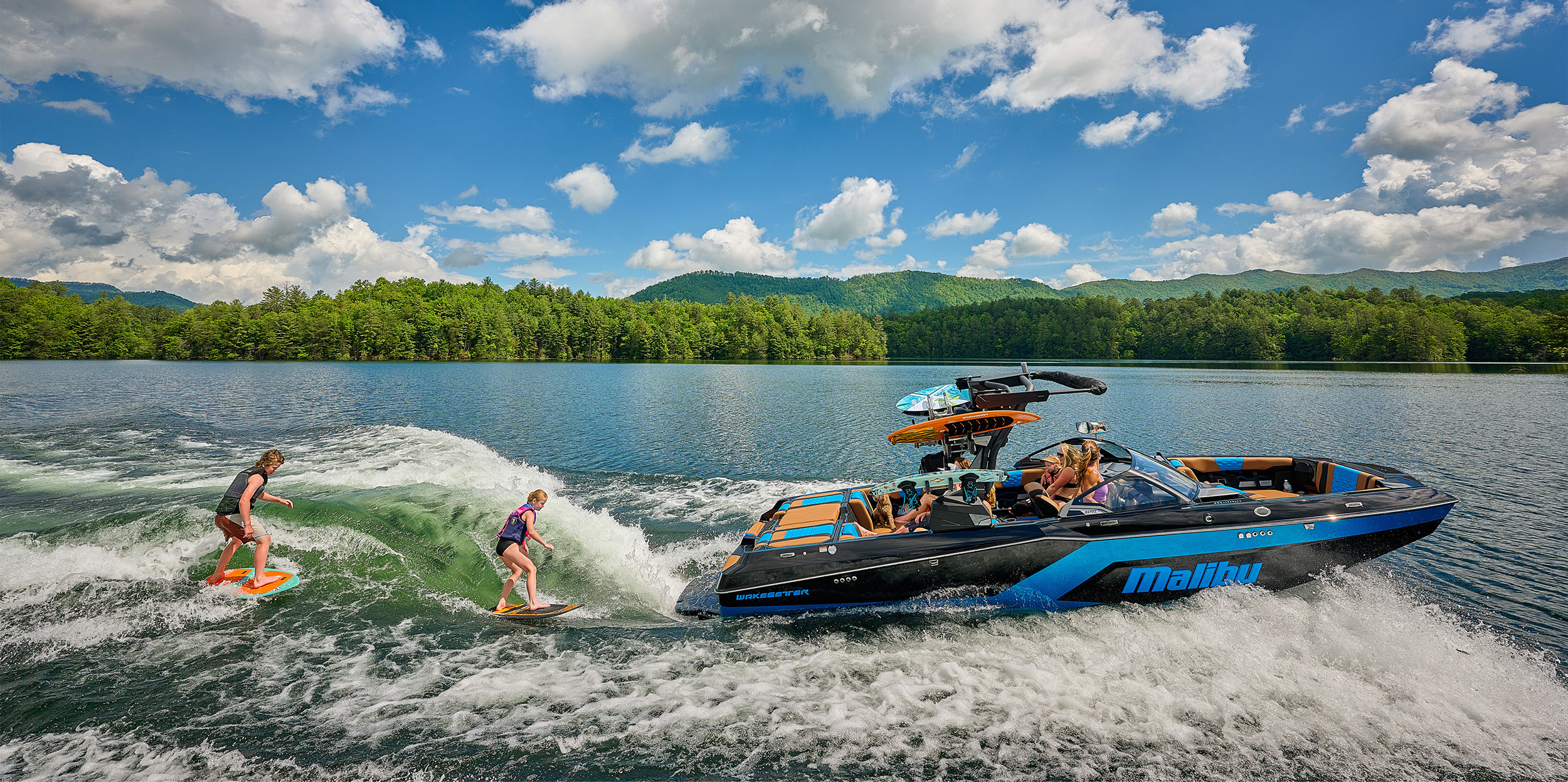 Malibu Wakesetter 24 MXZ Wakesurfing