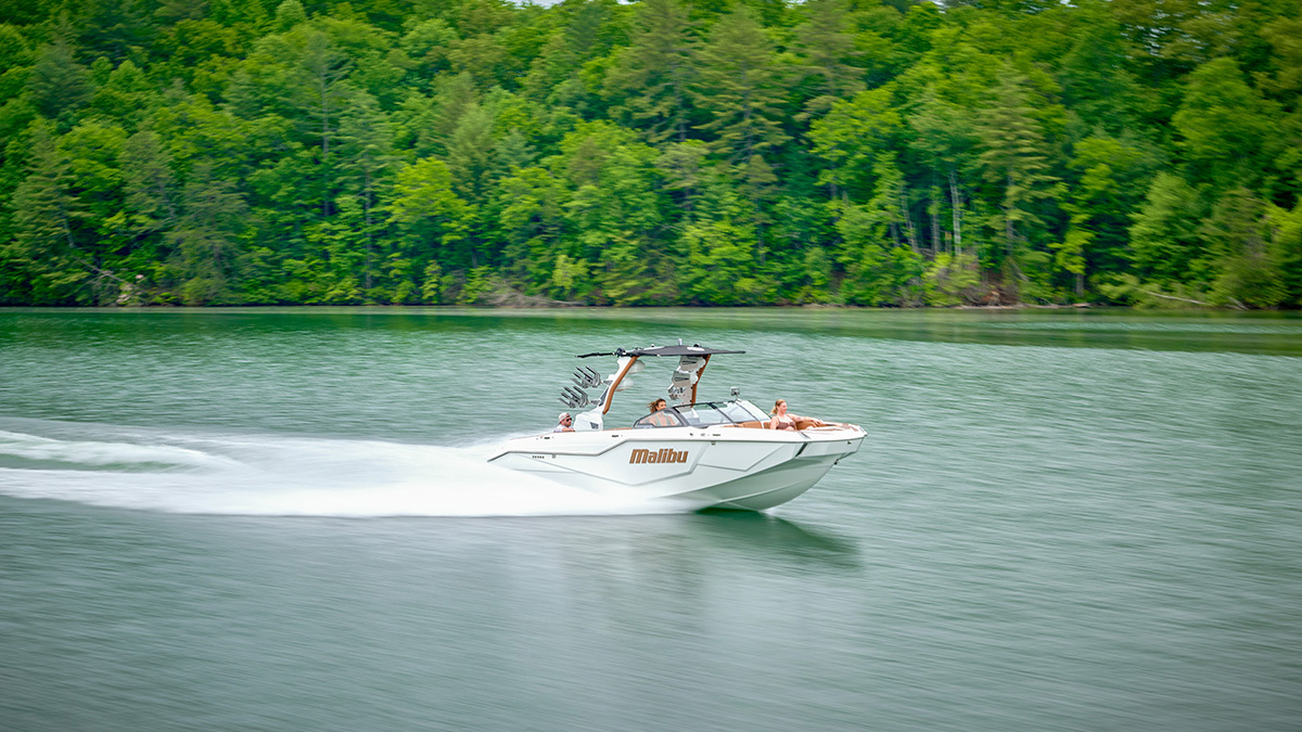 2026 Malibu M242 Exterior Bodylines